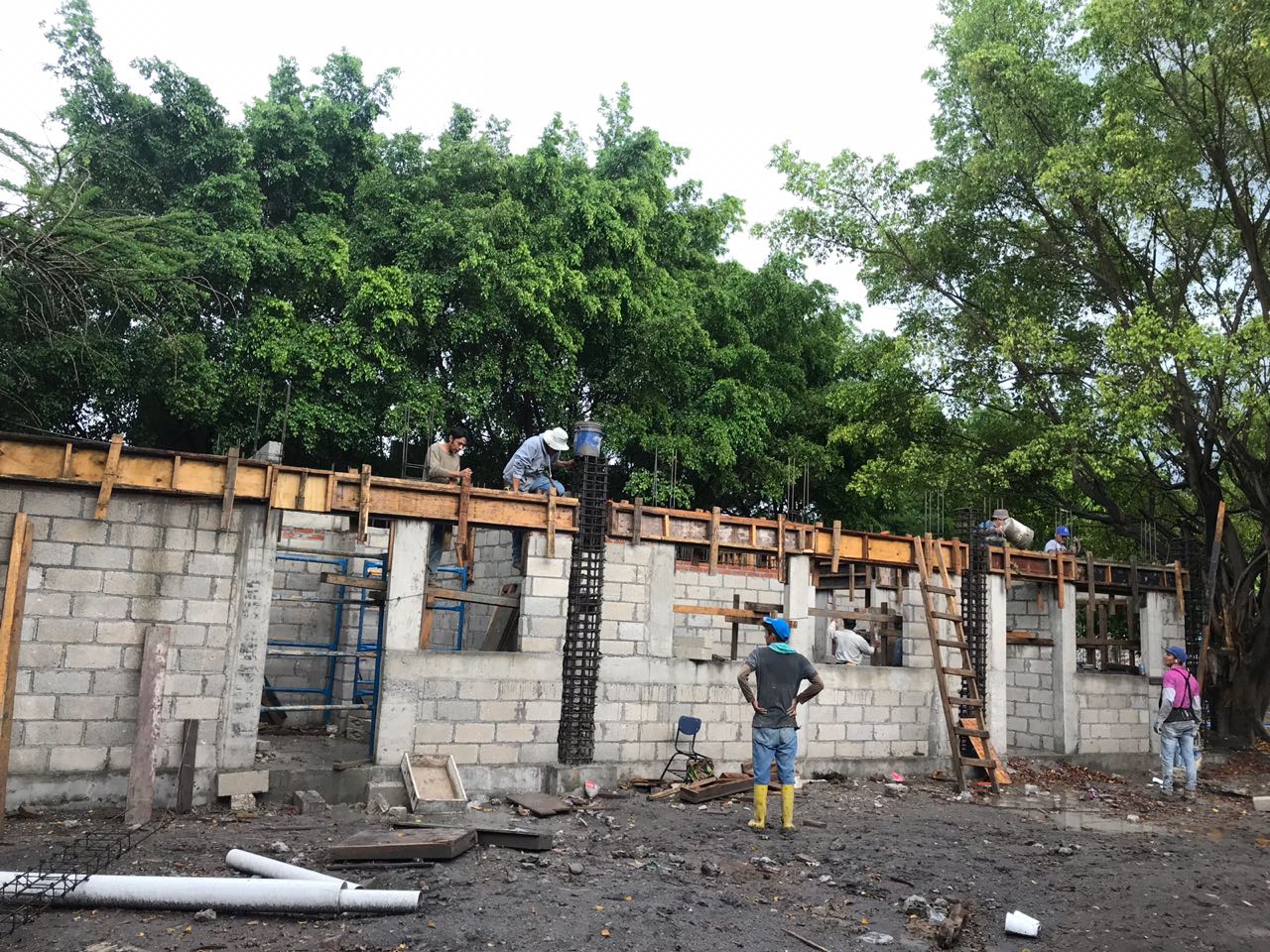 Reconstruyendo escuela después del sismo.